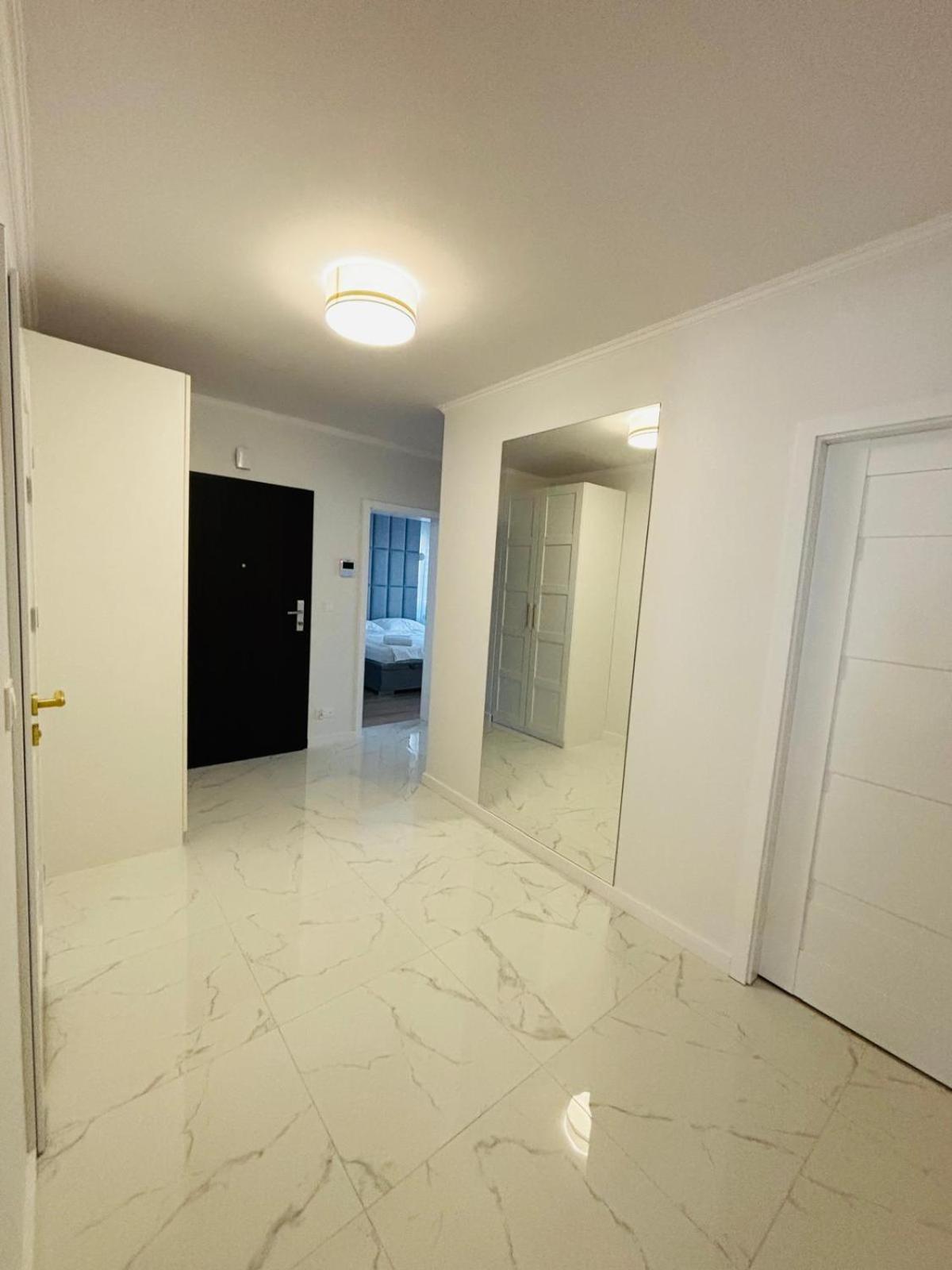 3 Bedrooms Premium Bella White For 8 Guests With Ac And Underground Parking Rzeszow Exterior photo